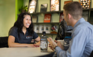 UT Dallas Peer Advisor Carmen Halcomb meeting with a student veteran