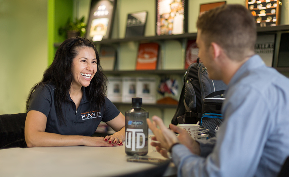 UT Dallas Peer Advisor Carmen Halcomb meeting with a student veteran